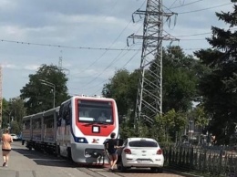 В Ростове поезд сигналил 10 минут, пока автоледи убрала с рельсов машину
