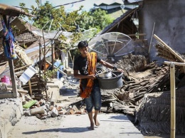 В Индонезии из-за землетрясения погибли больше 90 человек