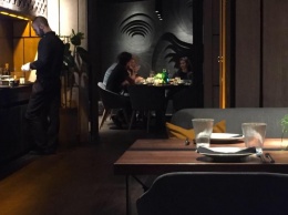 Порошенко, которого не видели на работе после Крестного хода, появился с семьей в киевском ресторане