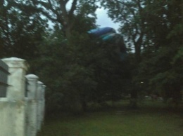 Кременчугский воздушный шар с людьми застрял на дереве (видео)