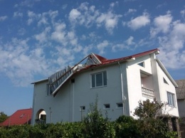 Сильный ветер посрывал крыши на Закарпатье