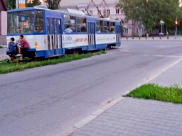 Запорожские подростки устроили опасные катания на трамвае - фото