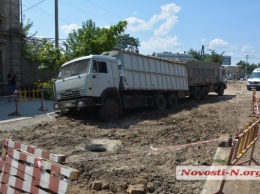 Фура с зерном провалилась в недавно засыпанную траншею на улице Лескова