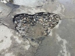 «Попа или сердце»: В Оренбурге на дороге нашли необычное послание в асфальте