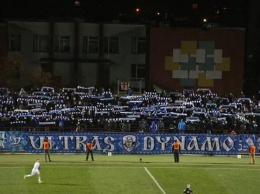 Фанаты Динамо устроили огненное шоу в Праге