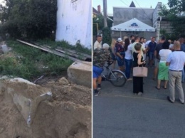 Укладка газовой трубы в Лиманке: жители не хотят остаться без канализации