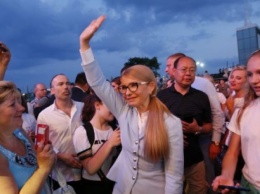 На западной Украине Тимошенко уже начала готовить людей к примирению с Россией