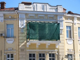 На Греческой площади памятник архитектуры решили «украсить» новым балконом. Фото