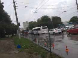В Симферополе устанавливают пешеходные ограждения на улицах с высоким трафиком автомобилей