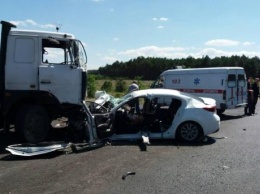 На Херсонщине легковушка влетела в грузовик, погибли 2 детей