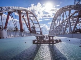 Рогозин вручил Владимиру Путину сделанные со спутника снимки Крымского моста