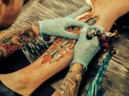 Киевский парень после сделанной татуировки впал в кому