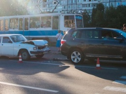 На Донецком шоссе из-за пешехода столкнулись «Волга» и Toyota