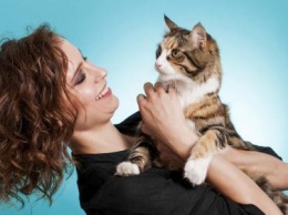 Ученые: Кошки испытывают больше любви к женщинам