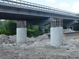 На трассе Киев-Харьков строят мост через реку (фото)