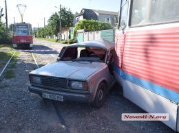 В Николаеве трамвай протаранил «Жигули» - два человека в больнице