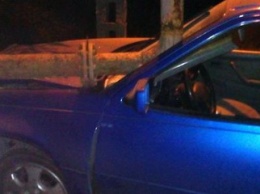 В Днепре Opel «влетел» в газовую трубу: пострадала девушка