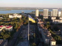 В Днепре подняли флаг на 72-метровом флагштоке