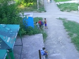 Малолетние хулиганы: в Заводском районе школьники перевернули уличный биотуалет (ВИДЕО)