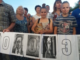 "Засуньте ТРЦ себе в Ж...": запорожцы митингуют под мэрией против застройки сквера Яланского (Фото)