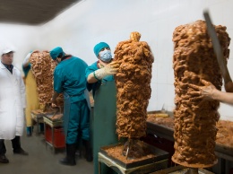 Новый след в отравлении шаурмой: предприятие на Житомирщине отрицает поставки мяса в Киев
