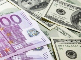 Курс евро к доллару упал до минимума за год