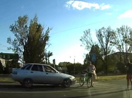 В Запорожской области водитель наехал на женщину, катившую велосипед по "зебре"