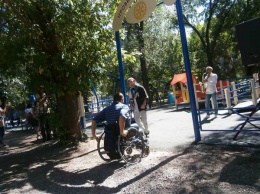 В парке Глобы открылась инклюзивная игровая площадка для детей с инвалидностью