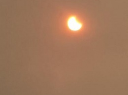 Фотограф показал завораживающее затмение Солнца над Сургутом