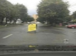 В Нальчике яму на дороге закрыли рекламным щитом