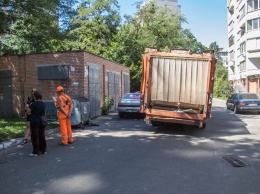 В Киеве мусоровоз лишил мужчину самого ценного: фото
