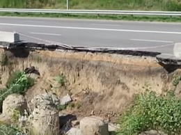 Дороги Днепра: в городе обваливается дорога, ведущая к аэропорту