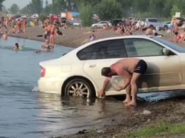 В Красноярске наглый водитель помыл машину в озере, в котором плавали дети