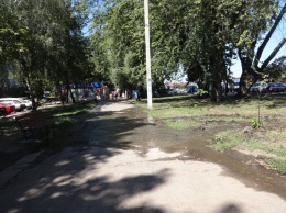 Жителям Харькова устроили водный аттракцион на пороге дома (фото, видео)