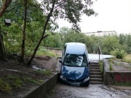 «Приехали»: В Заполярном водитель припарковал автомобиль на лестнице