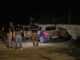 Появились фото сгоревшей машины, на которой скрылись участники кровавого ограбления ювелирки в Киеве