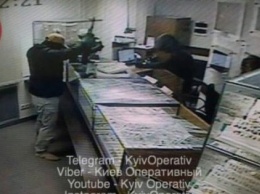 В сети появились фото нападения на ювелирный магазин в Киеве (ФОТО)