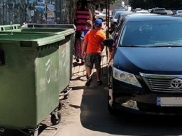 Мастер парковки: днепрянин оставил авто возле мусорных баков