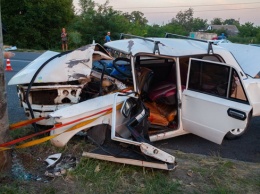 На Донецком шоссе ВАЗ врезался в столб: пострадали ребенок и мужчина