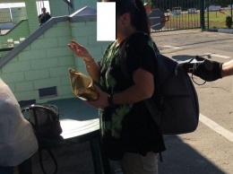 Женщина с рюкзаком нажила себе проблем в Харьковской области (фото)