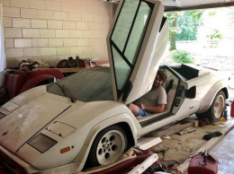 Внук нашел в гараже бабушки эксклюзивный Lamborghini Countach