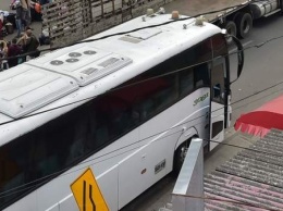 Автобус с фанатами врезался в мост в Эквадоре: погибли 12 человек