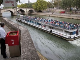 В Париже эксперимент с общественными писсуарами вызвал критику среди местных жителей