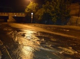 В Николаеве прорвало канализацию, и река из нечистот течет в Южный Буг (видео)
