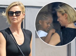 Шарлиз Терон с дочкой в Голливуде: не "взрывная блондинка", а нежная мама