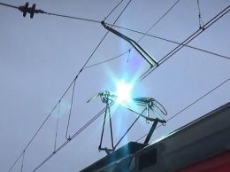 На крыше поезда от удара током обгорел мужчина (видео)