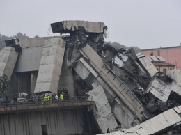 Остановился в метре от катастрофы: фото шокирующего спасения на мосту в Генуе