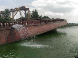 ЧП на воде: частная баржа с грузом села на мель (видео)