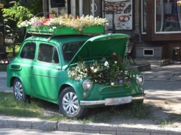 Около одного из кафе на бульваре Шевченко появилось креативное авто (ФОТО)