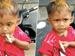 2-летний мальчик из Индонезии курит по 40 сигарет в день